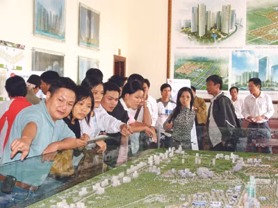 Ngày càng nhiều người dân tìm đến các sàn giao dịch. Ảnh: Minh Tuấn