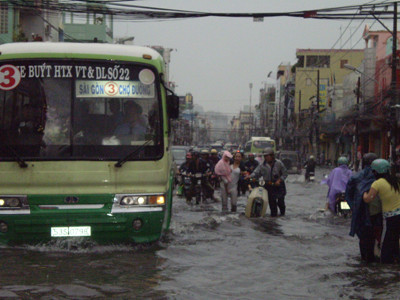 Mưa trái mùa gây ngập nặng
