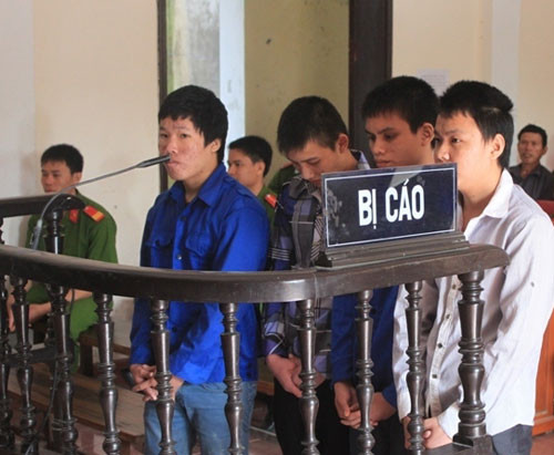 Lập mưu đưa thiếu nữ 16 tuổi vào rừng cưỡng bức