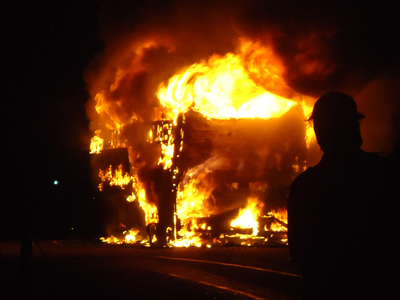 Xe khách bốc cháy, 30 người thoát chết