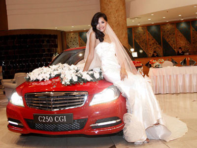 Hương Giang lên xe hoa cùng Mercedes-Benz