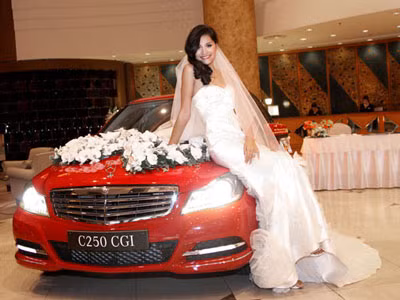 Hương Giang lên xe hoa cùng Mercedes-Benz