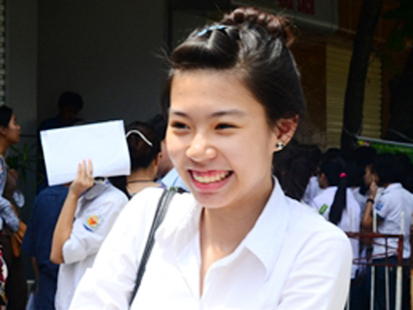 Sĩ tử cười tươi sau giờ thi môn Ngữ Văn