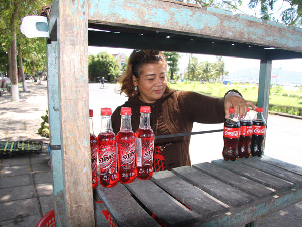 Chị Nguyễn Thị Kim Thanh hiện phải kiếm sống trên vỉa hè Ảnh: Lê Trung Việt