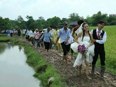 Xôn xao vì cô dâu chú rể lội bùn trong ngày cưới