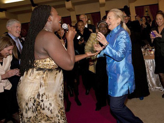 Ngoại trưởng Mỹ nhảy múa tưng bừng trong bữa tiệc