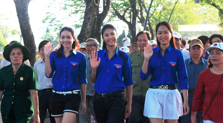 Hoa hậu tham gia đi bộ vì môi trường