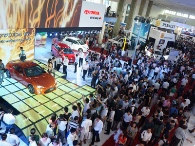 Triển lãm ô tô: Lắm "chân dài", vắng bình dân