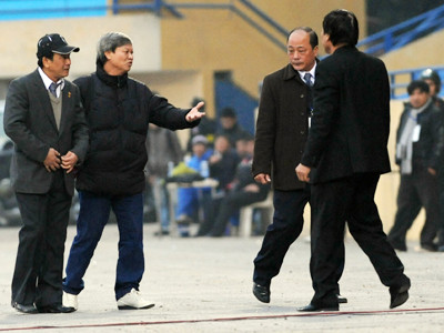 HLV Lê Thụy Hải (thứ hai từ trái sang) bị mời lên khán đài