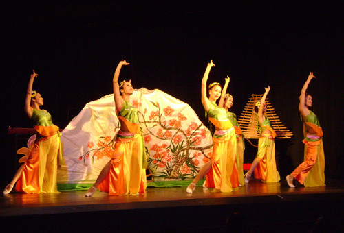 Nhà hát ca múa nhạc nhẹ nhận Huân chương Độc lập hạng 3