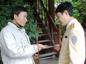 Giả danh nhà báo quay phim CSGT