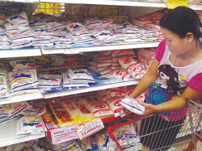 Đường - một trong những mặt hàng bình ổn giá, mặc dù chỉ bán 2 kg/người nhưng một số dân buôn vẫn tìm cách mua gom (tại cửa hàng bình ổn giá ở TPHCM)	Ảnh: Nguyễn Hiền