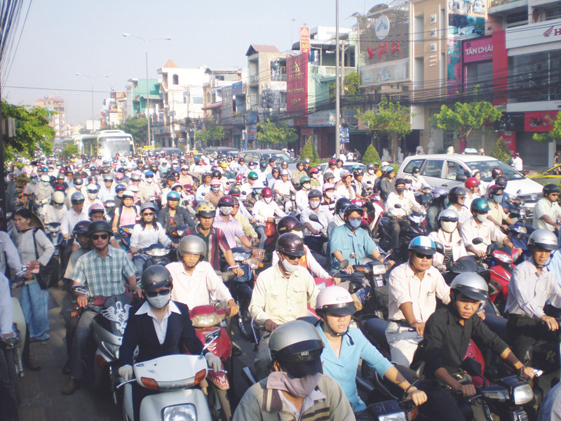 Đường Đinh Bộ Lĩnh ùn tắc cục bộ do dòng người đổ về TPHCM qua cửa ngõ phía đông ngày 29-1. Ảnh: Huy Thịnh