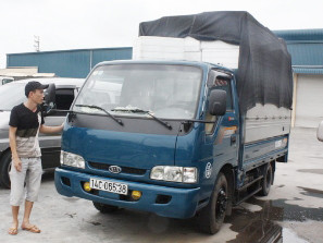 Lô hàng hơn 2 tấn bạch tuộc đã chảy nước, bốc mùi hôi thối vẫn đang được lưu giữ tại bãi xe. Ảnh: Viết Thắng - Tuổi trẻ