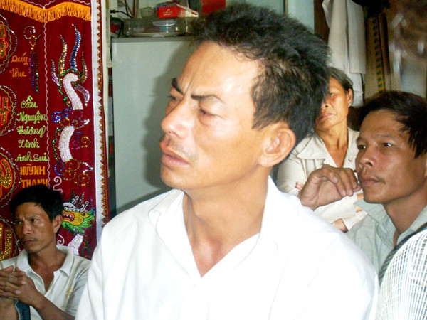 Cha cháu Hằng đau đớn vì cái chết của con mình. Ảnh: V.H