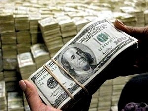 Nhiều người bán USD cho ngân hàng