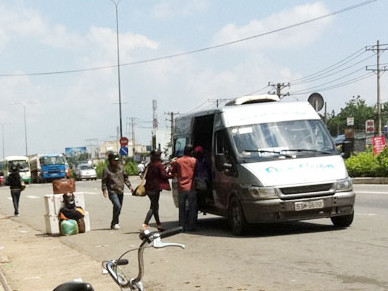 Có quan chức đứng sau xe dù, bến cóc