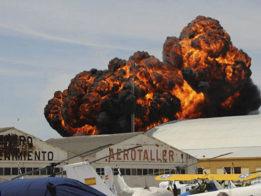 Chiếc máy bay đâm vào một ngôi nhà và phát nổ