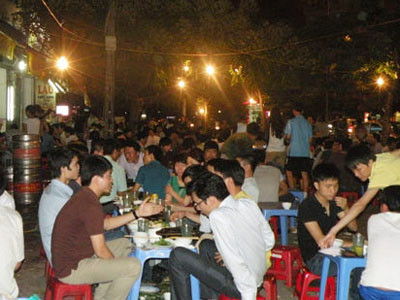 Bợm nhậu đánh tím mặt, cắn sứt tai cảnh sát