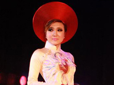 Em gái Công Vinh bén duyên… áo dài