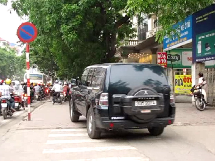 Xế hộp 'làm xiếc' trên vỉa hè