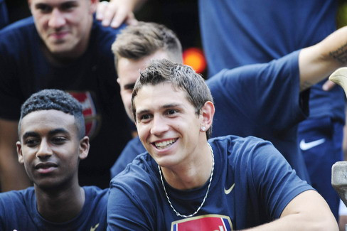 Sao Arsenal hứng thú dạo Hà Nội, thăm chùa Một Cột