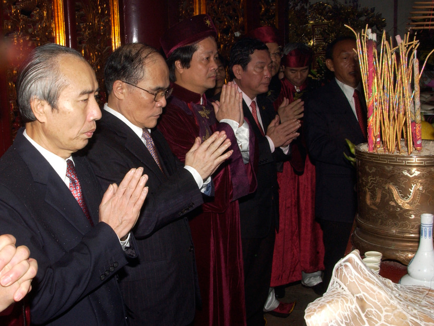 Dâng hương tưởng niệm các Vua Hùng