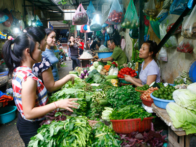 Giá cả bắt đầu tăng theo xăng, điện