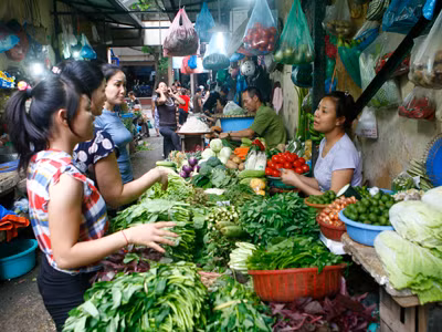 Giá cả bắt đầu tăng theo xăng, điện