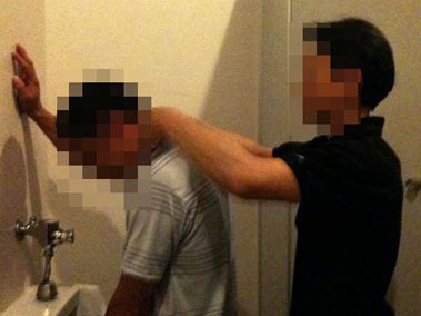 Massage nam trong…nhà vệ sinh