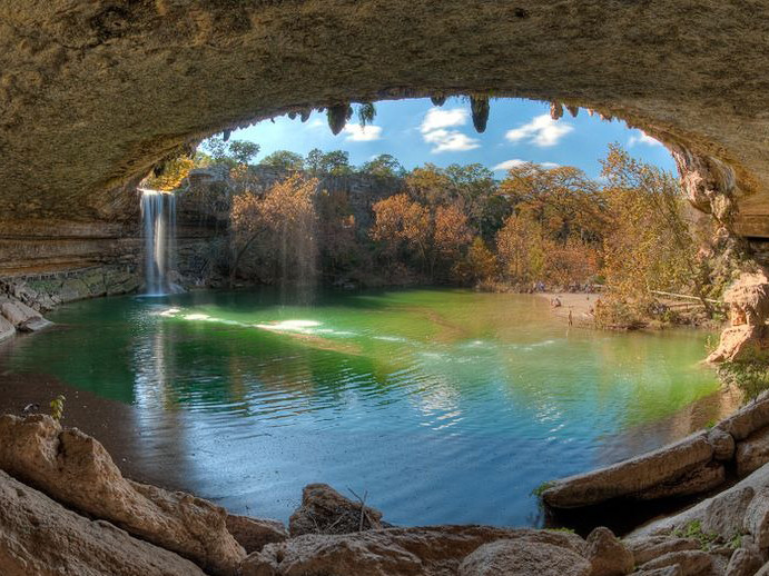 Hồ nước đẹp lung linh dưới mỏm đá