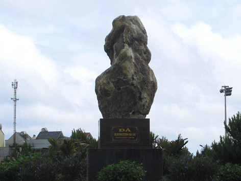 Hoãn xử vụ 'hòn đá hầu tòa'