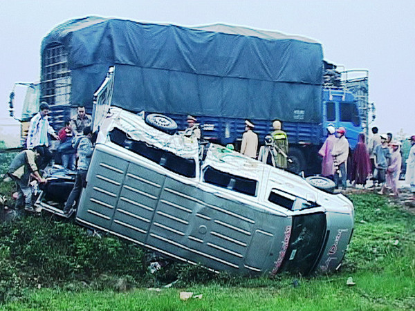 Xe khách đâm nhau, một người chết