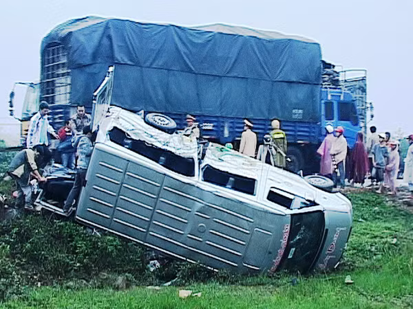 Xe khách đâm nhau, một người chết
