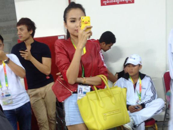 Người đẹp Diễm Hương 'một mình một kiểu' ở SEA Games