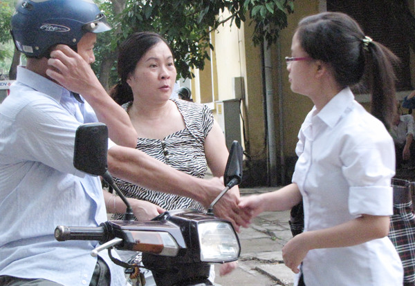 Bắt tay bố cái, thi tốt con nhé!