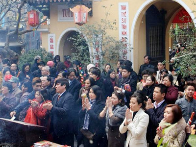 Mặt trái của lễ, Tết