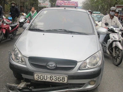 Tài xế hất cảnh sát lên capô, gây tiếp 3 tai nạn