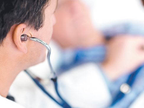 Tình trạng quá tải tại các bệnh viện và việc bác sỹ nhận thường xuyên nhận hối lộ khiến nhiều bệnh nhân bất mãn ở Trung Quốc