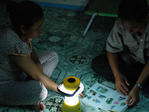 Vợ chồng thợ hồ mù chữ thành nhân viên ngân hàng