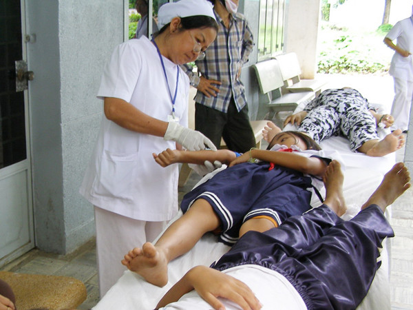 Học sinh nghi ngộ độc, trường nói không liên quan