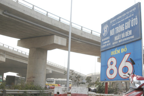 Gầm cầu Thanh Trì thành bãi đỗ xe