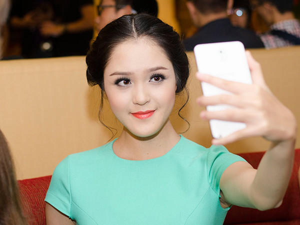 Á hậu Hoàng Anh xinh xắn, nhí nhảnh như công chúa