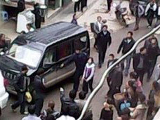 Ảnh chụp từ clip cho thấy thiếu nữ bị còng tay diễu phố