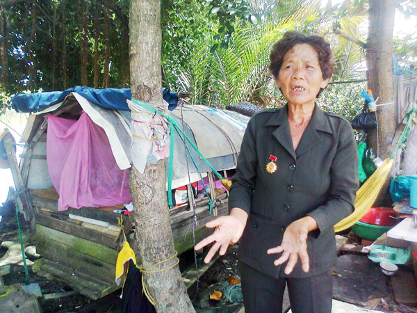 Chị Hóa lấy võng làm “nhà”