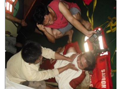 Thuyền viên gặp nạn nằm trên phao cứu hộ
