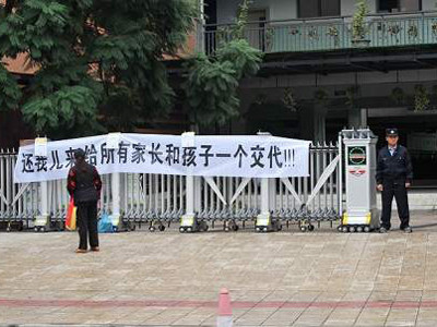 Học sinh 10 tuổi nhảy lầu theo lời giáo viên