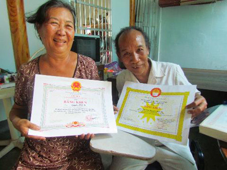 Vợ chồng già bán nhà nuôi con người khác… ăn học