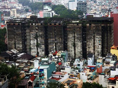 TPHCM: Chung cư chờ sập hoang tàn đáng sợ