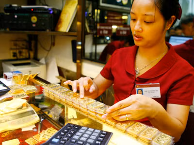 Dân sở hữu vàng phi SJC bán vàng miếng số lượng lớn cho chính doanh nghiệp sản xuất vàng miếng cũng không dễ Ảnh: Hồng Vĩnh